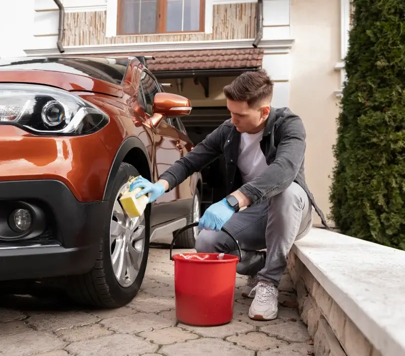Lavage auto à domicile Orgères : professionnel intervenant sur un véhicule